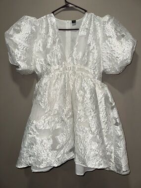 NWOT Aveloria Rosie White Floral Jacquard Puff Sleeve Deep V-Neck Mini Dress